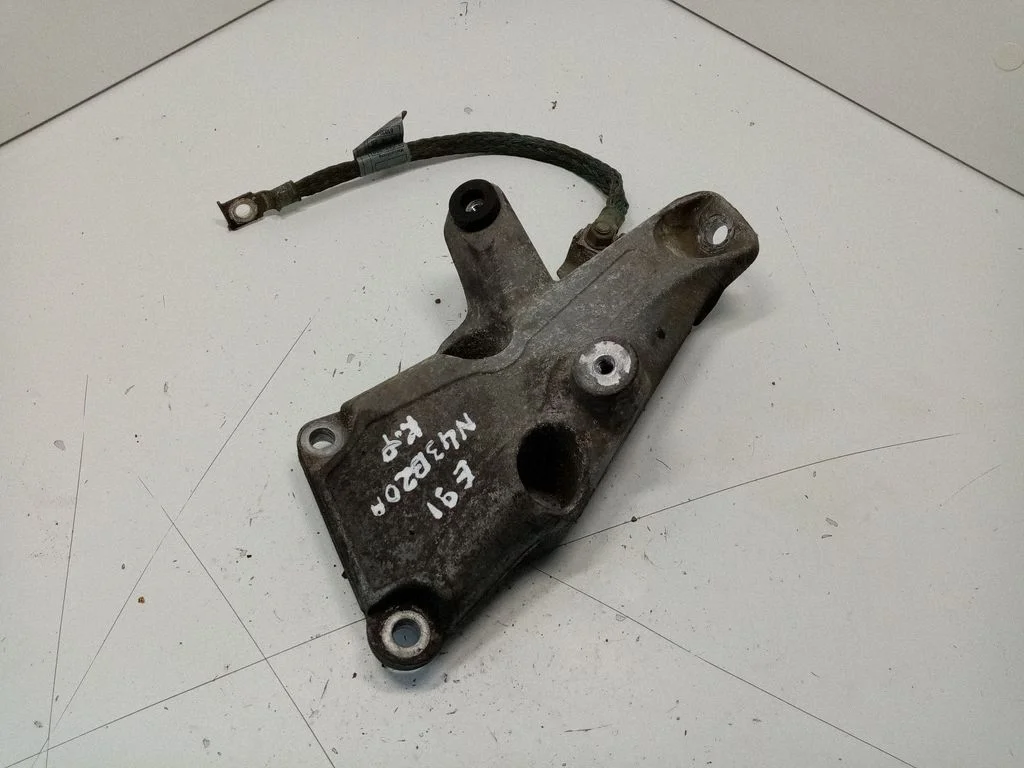 Dzinēja stiprinājuma kronšteins – BMW 3. sērija E90 E91 (2005-2012)
