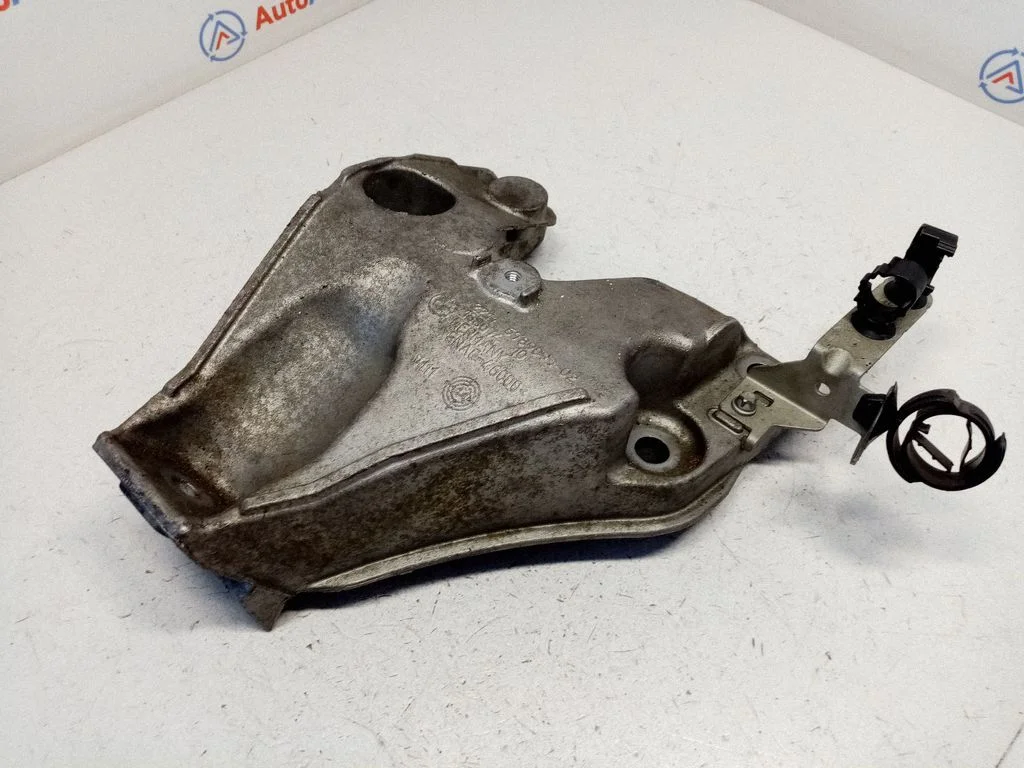 Engine mounting bracket 22116789093