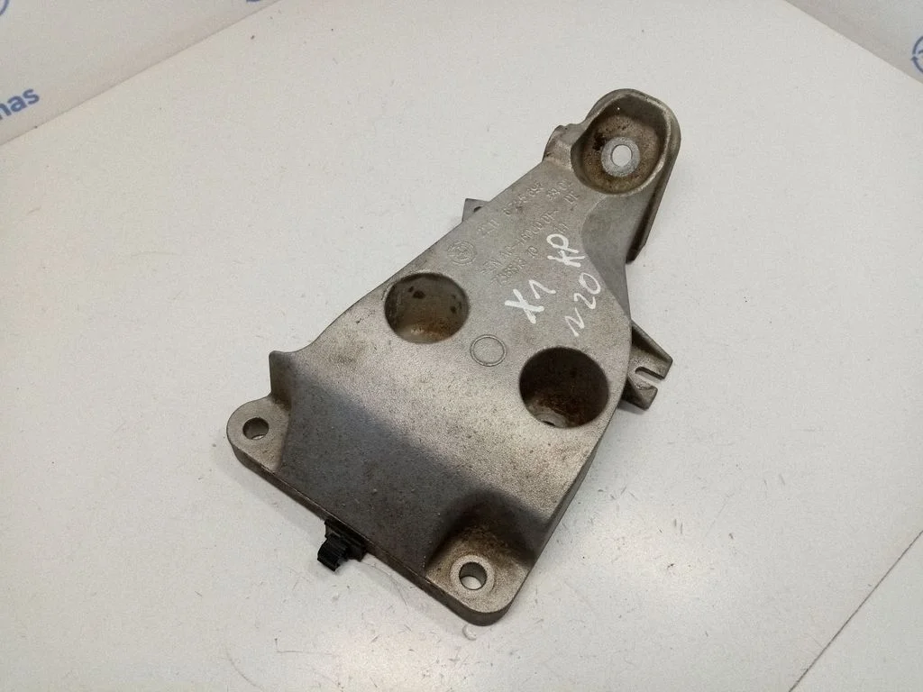 Engine mounting bracket 22116785695