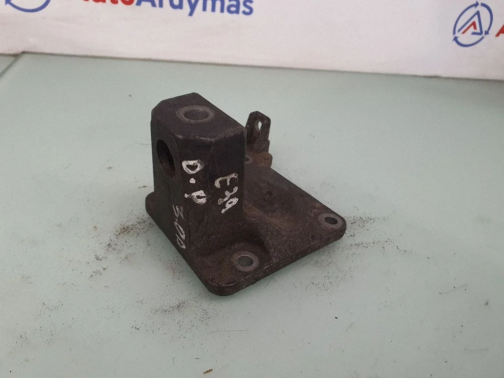Dzinēja stiprinājuma kronšteins 1096076
