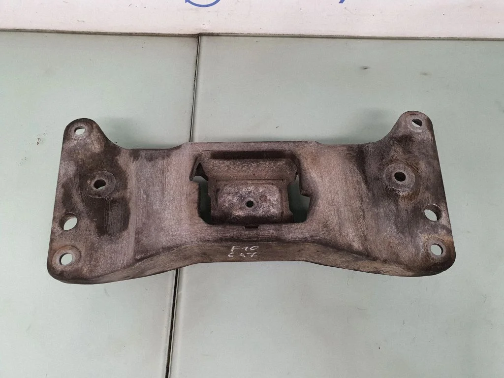 Gearbox mounting bracket 6781222