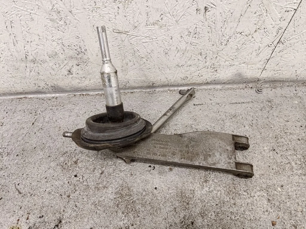 Gear selector mechanism 7532492