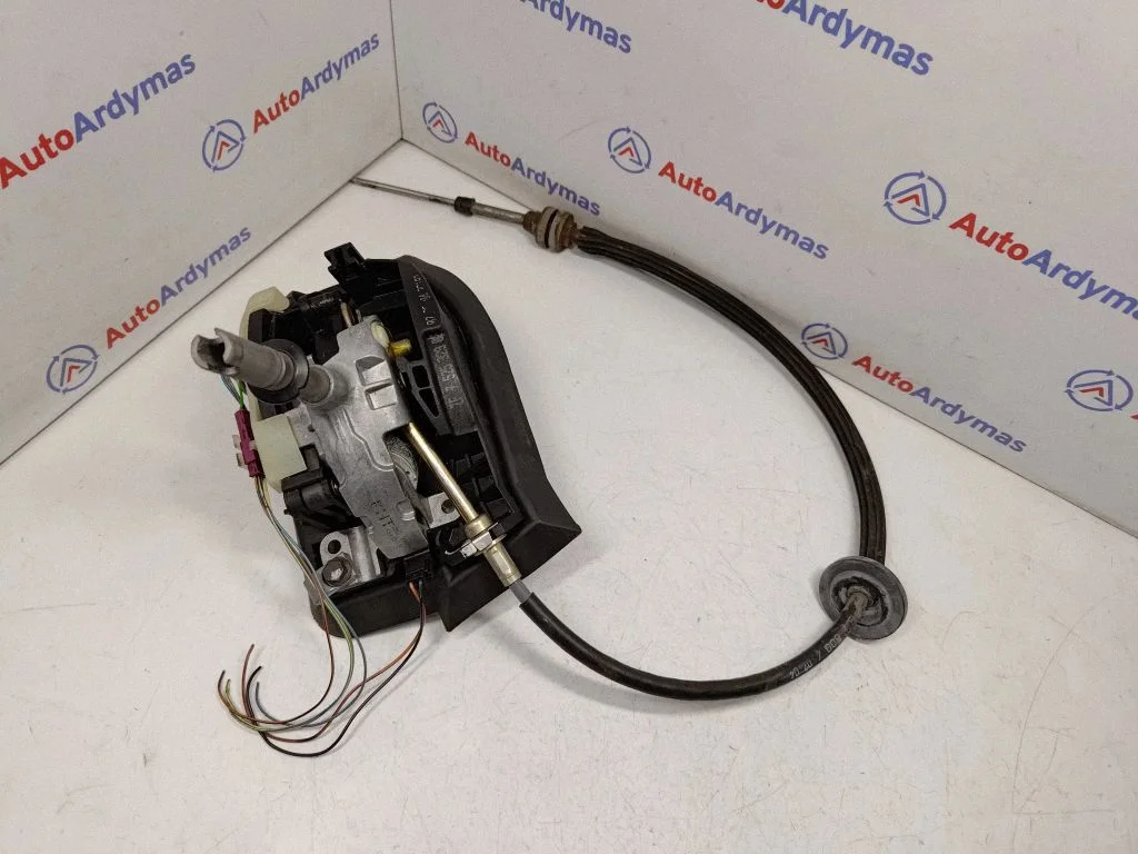 Gear selector mechanism 7525329