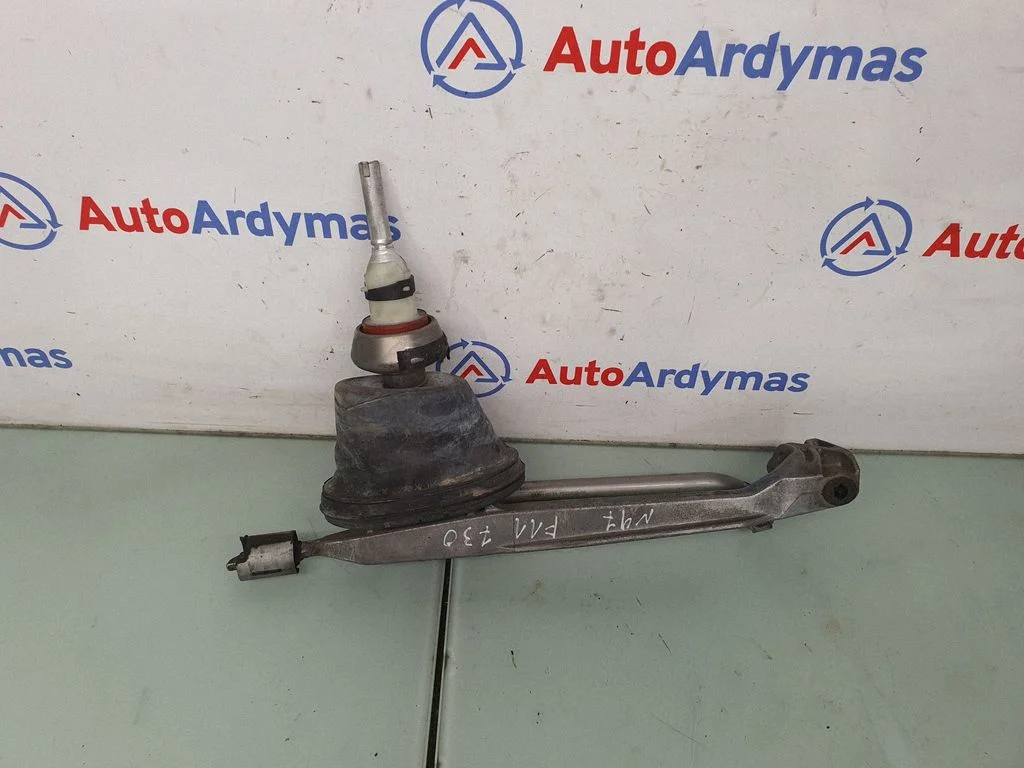 Gear selector mechanism 7592422