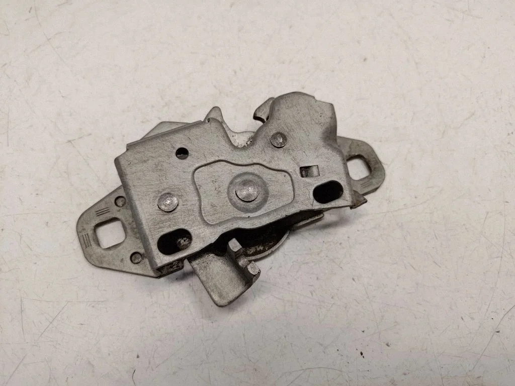 Motora pārsega slēdzene 51237132756
