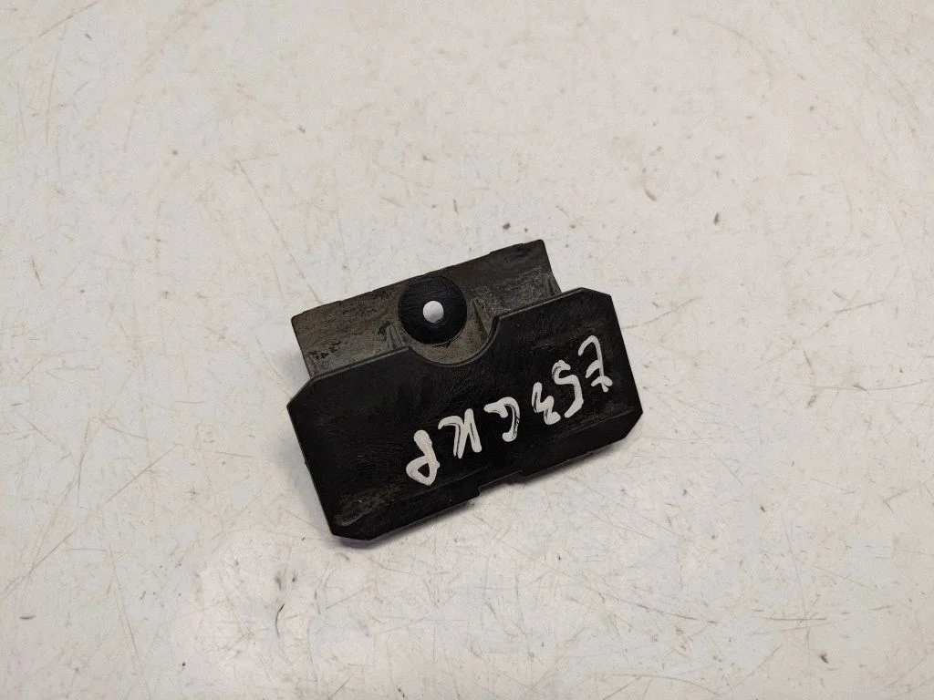 Rear bumper mounting bracket 8402329