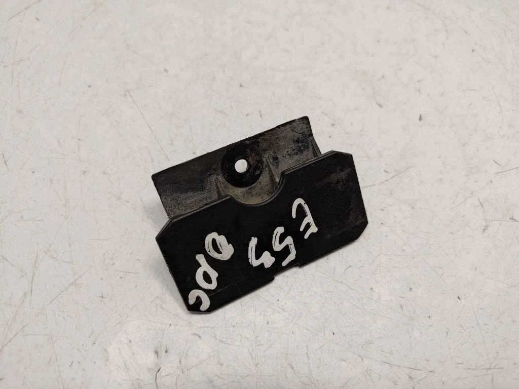 Rear bumper mounting bracket 8402329