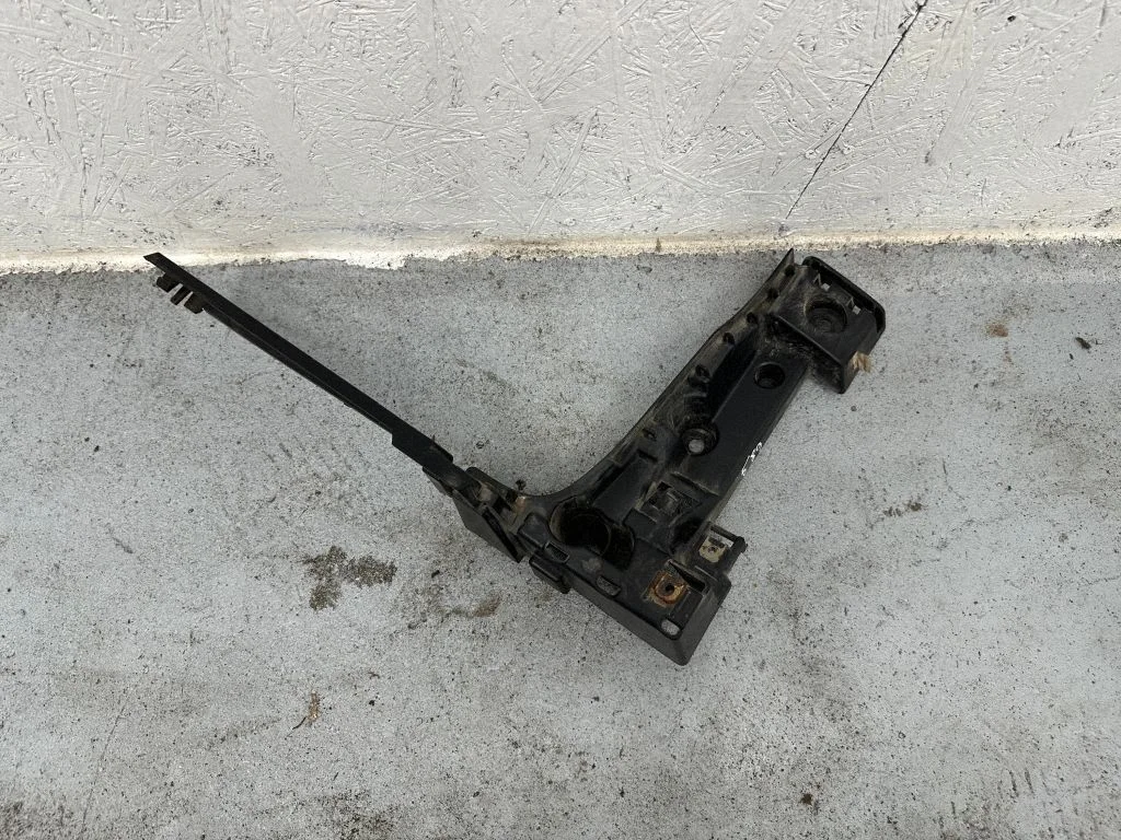 Rear bumper mounting bracket 7226934