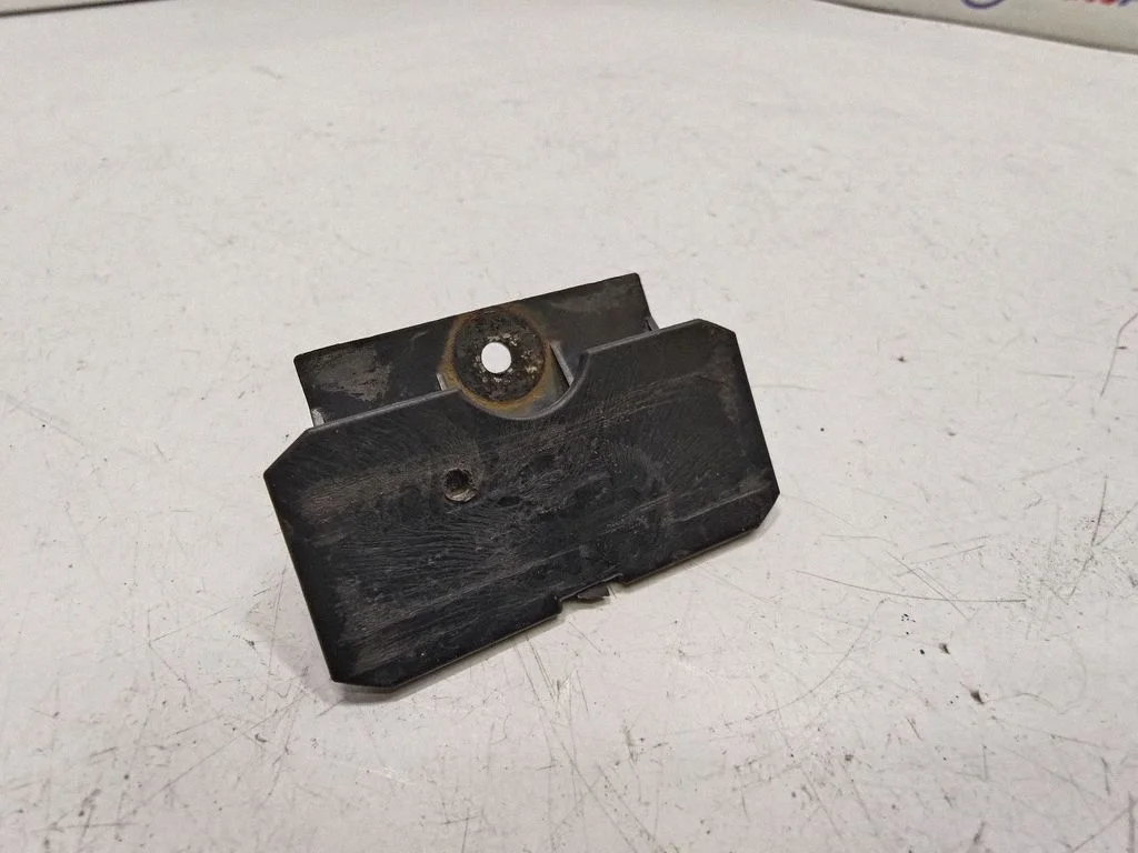 Rear bumper mounting bracket 8402329