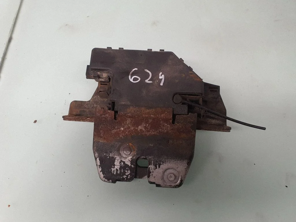 Aizmugurējā vāka slēdzene 8408492