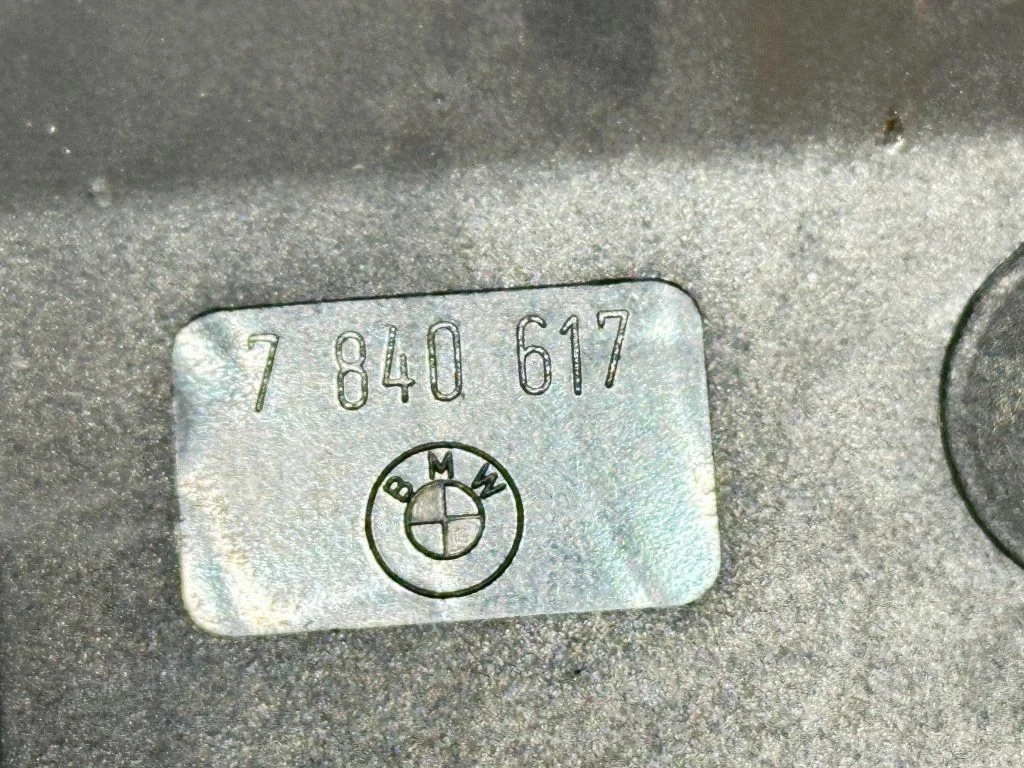 Aizmugurējā vāka slēdzene 7840617