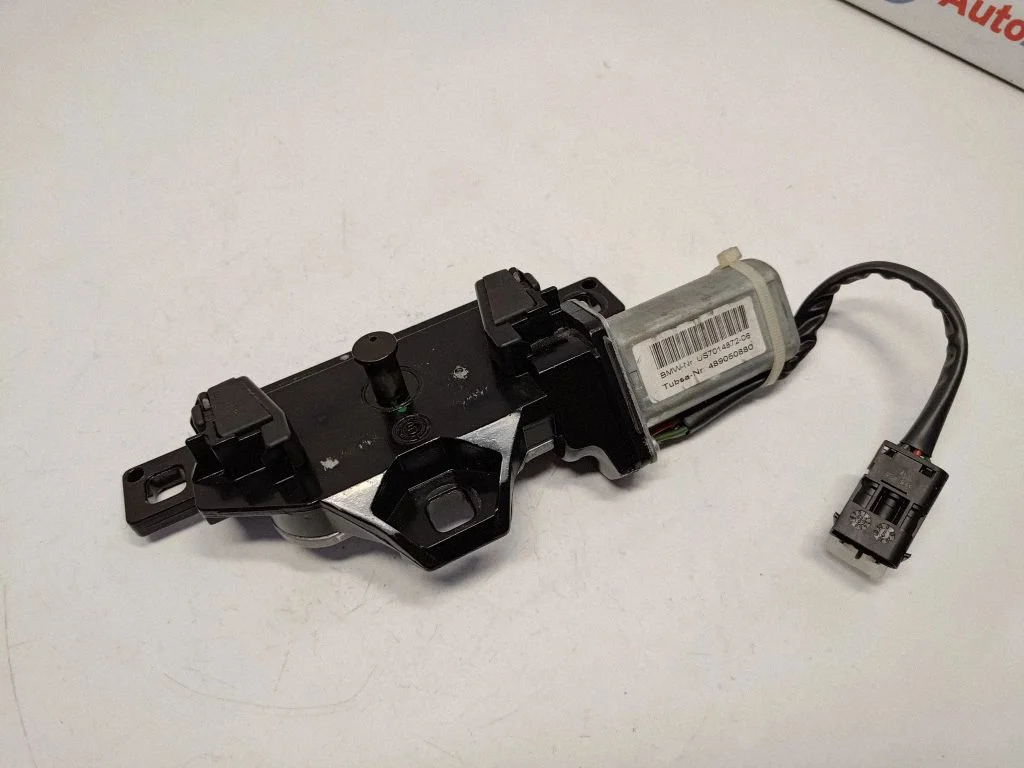 Aizmugurējā vāka piesaistes motors 7014872