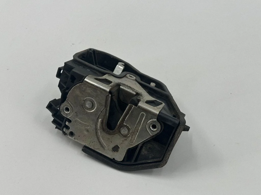 Priekšējo durvju slēdzene – BMW 5. sērija E60 E61 (2004-2010)