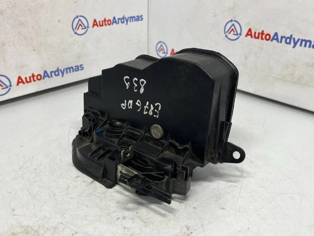 Aizmugurējo durvju slēdzene 7167070