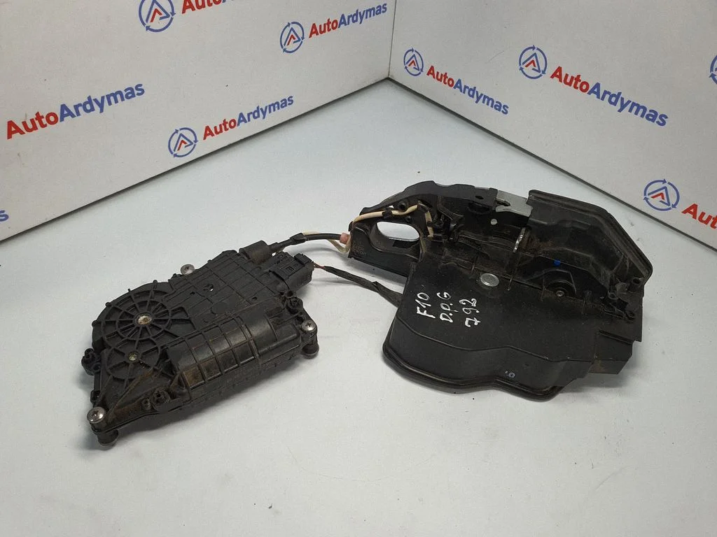 Rear door lock 7154516