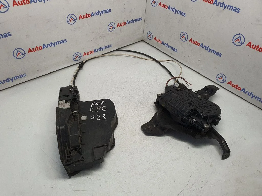Rear door lock 7149447