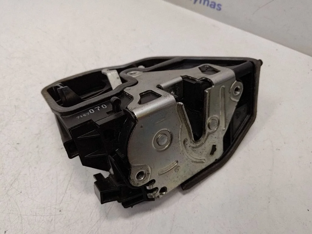 Rear door lock 7167070