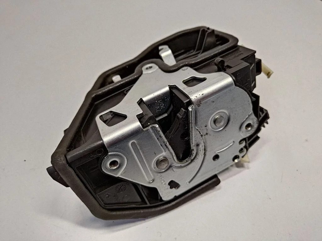 Rear door lock 7229459