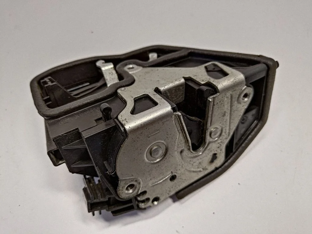 Rear door lock 7202148
