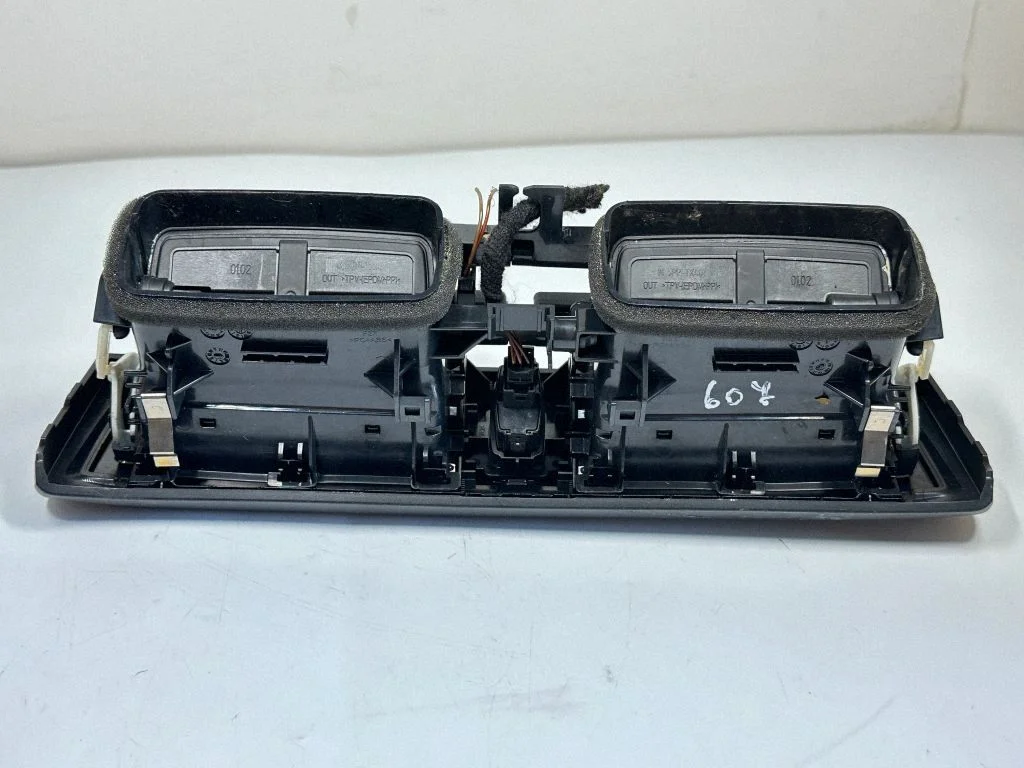 Armatuurlaua keskmine õhutusrest – BMW 1-seeria F20 F21 (2011-2019)