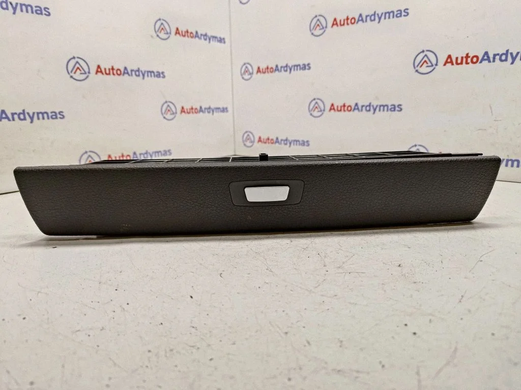 Glove box