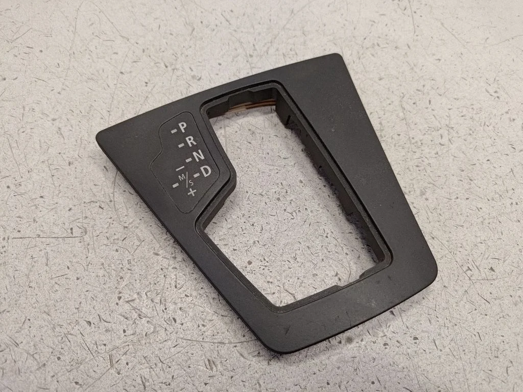 Pārnesumu pārslēga sviras apdare (plastmasas) 51167056025