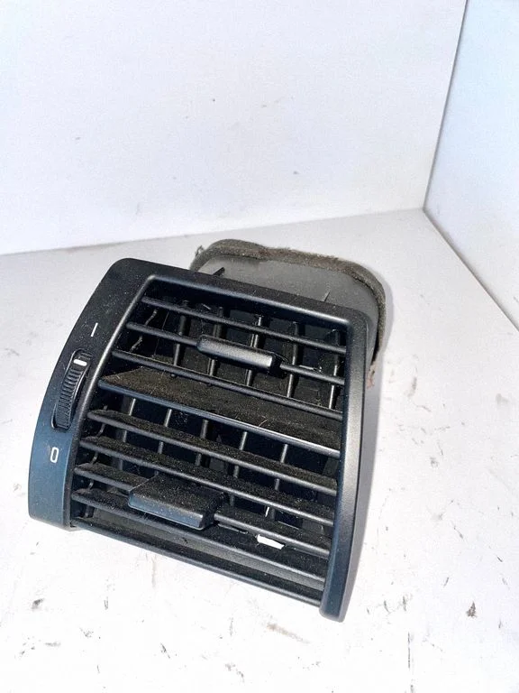 Dashboard side air vent grill/cover trim 8402216