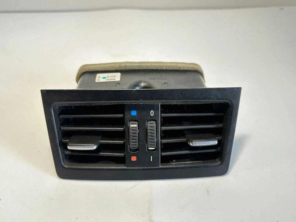 Kratka nawiewu tylna 6932023