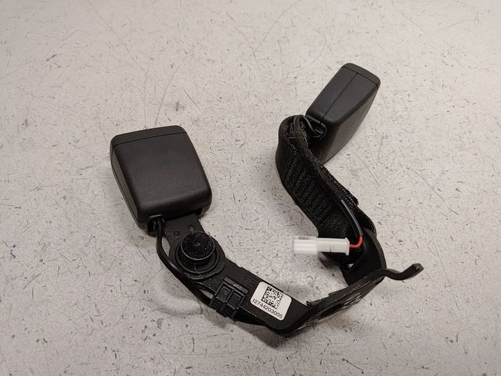 Rear seatbelt buckle 7442030