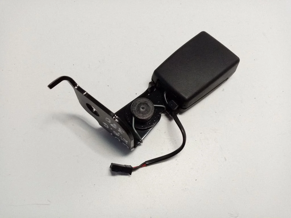Rear seatbelt buckle 7414287