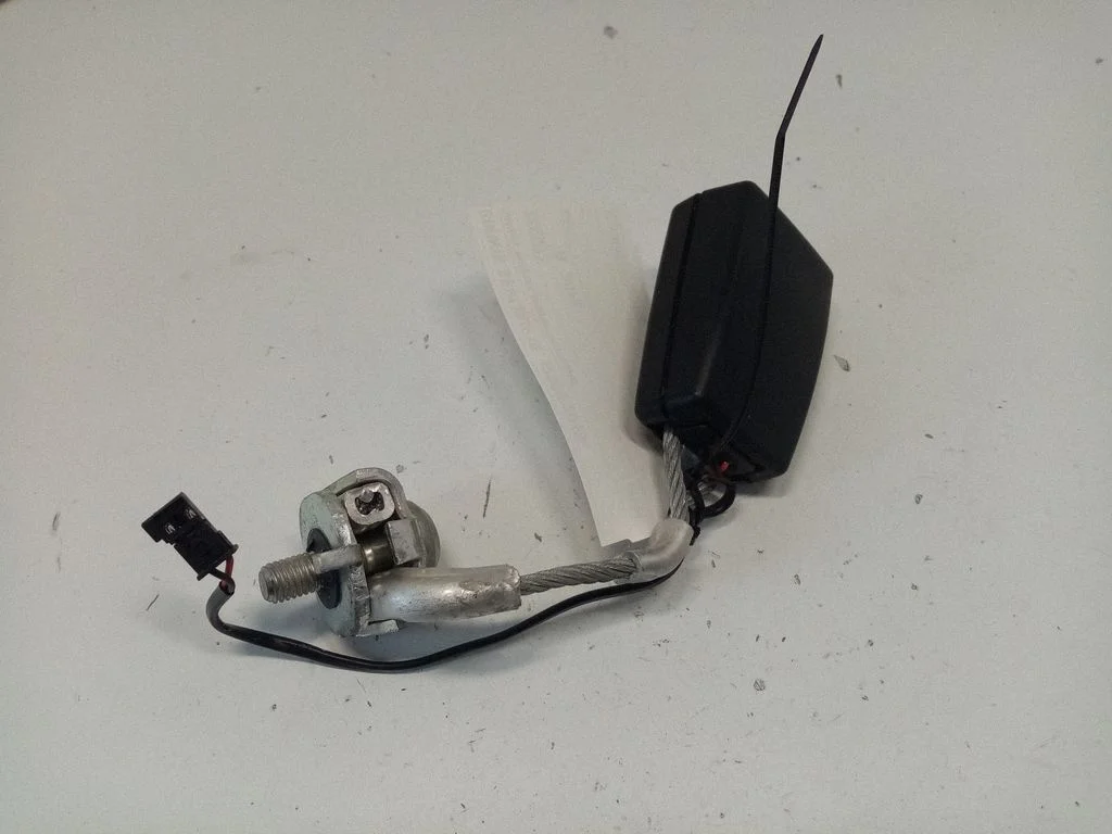 Rear seatbelt buckle 72117243273