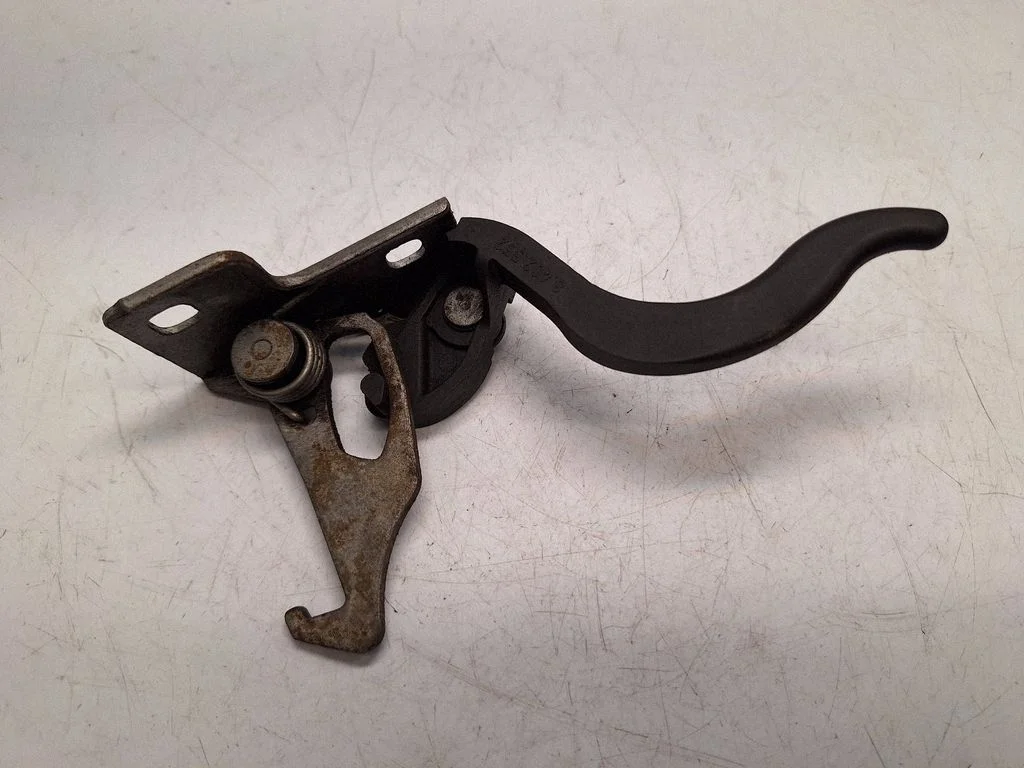 Engine bonnet (hood) release handle 8402552