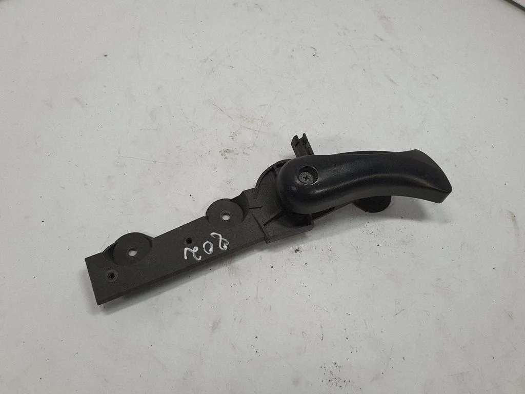 Engine bonnet (hood) release handle – BMW 5 Series E60 E61 (2004-2010)