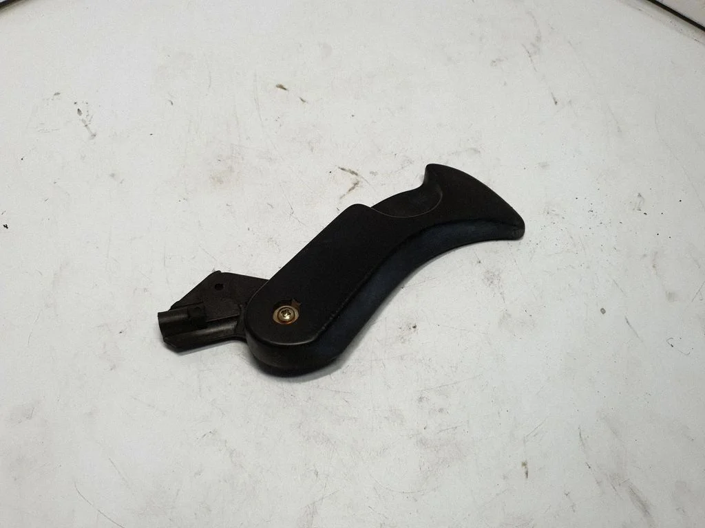 Motora pārsega atvēršanas rokturis 8226621