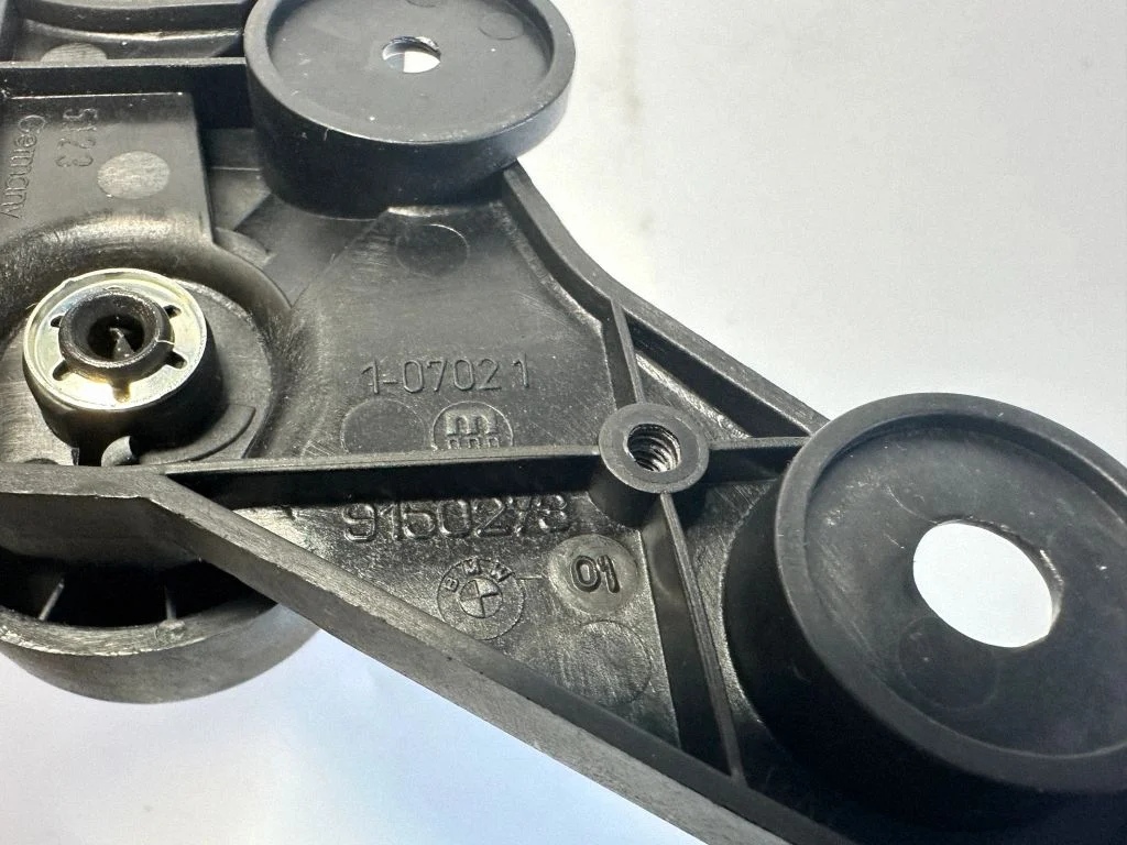 Motora pārsega atvēršanas rokturis 7058117