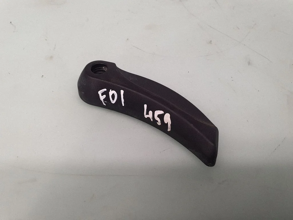 Rączka otwierania maski 9113984