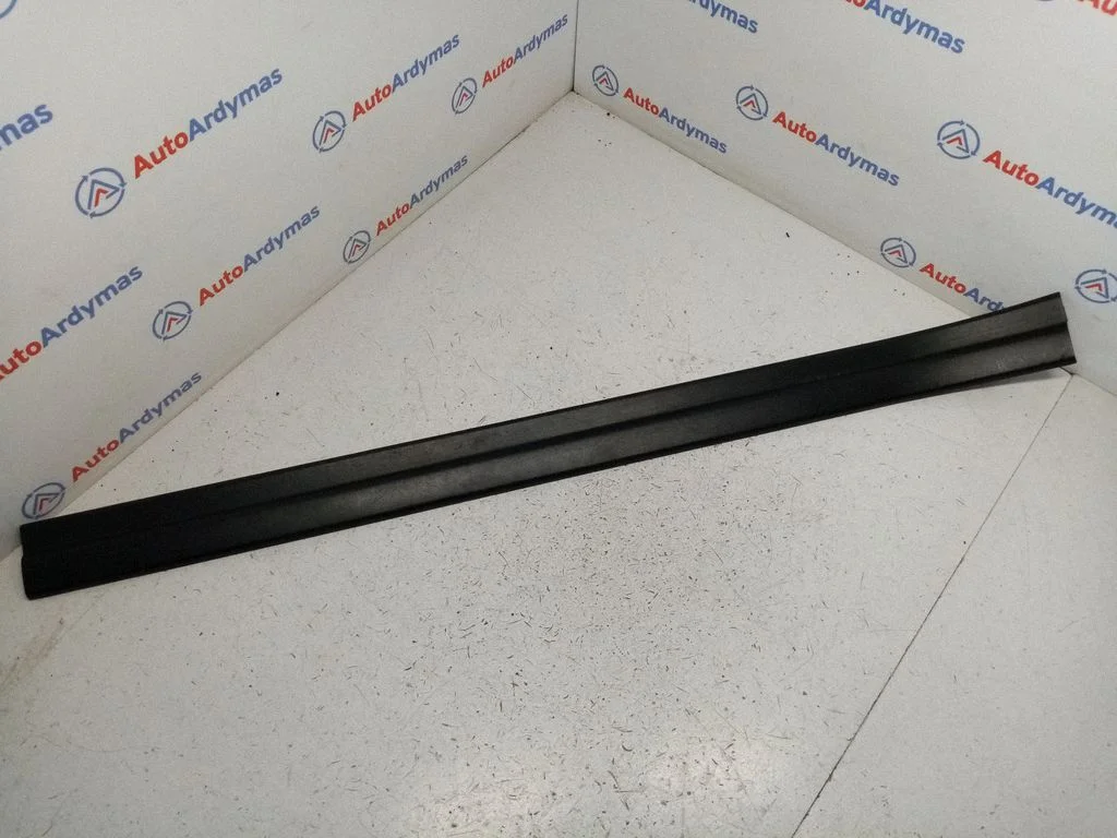 Front sill trim cover 8402107