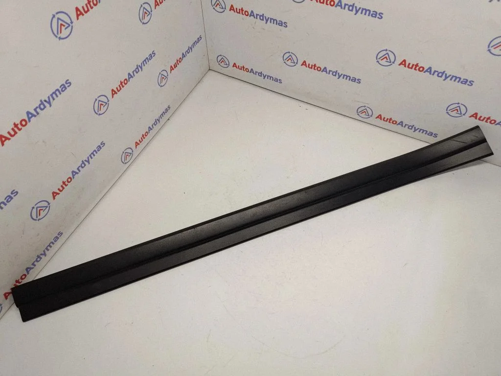 Front sill trim cover 8402108