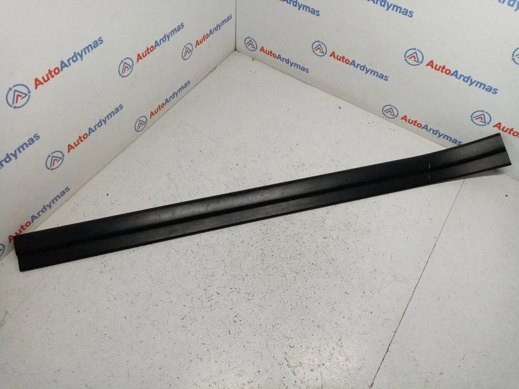 Front sill trim cover 8402108