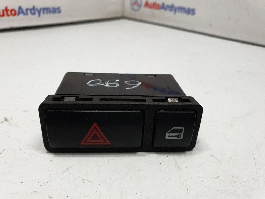 Hazard light switch 8368920
