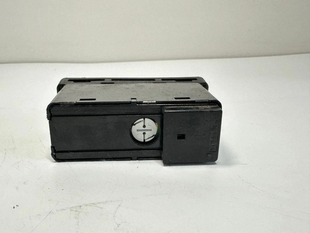 Hazard light switch 8368920