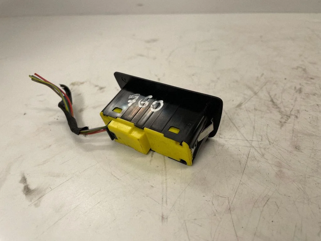Tailgate/boot open switch button 9302262
