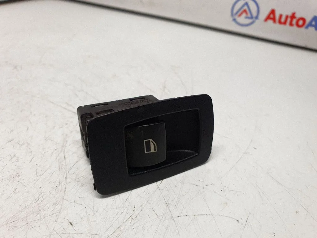 Electric window control switch 6935534