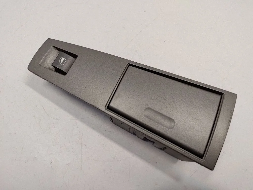 Electric window control switch 8379597