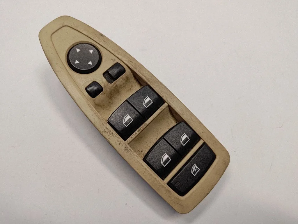 Electric window control switch 9208111