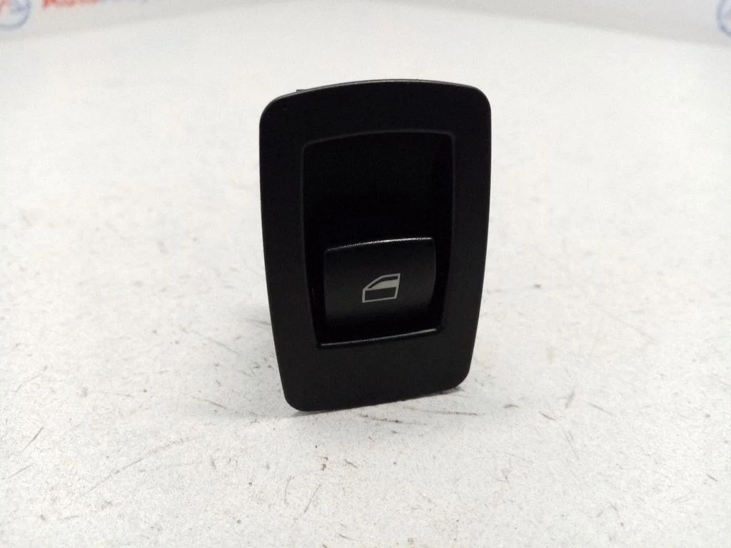 Electric window control switch 6935534