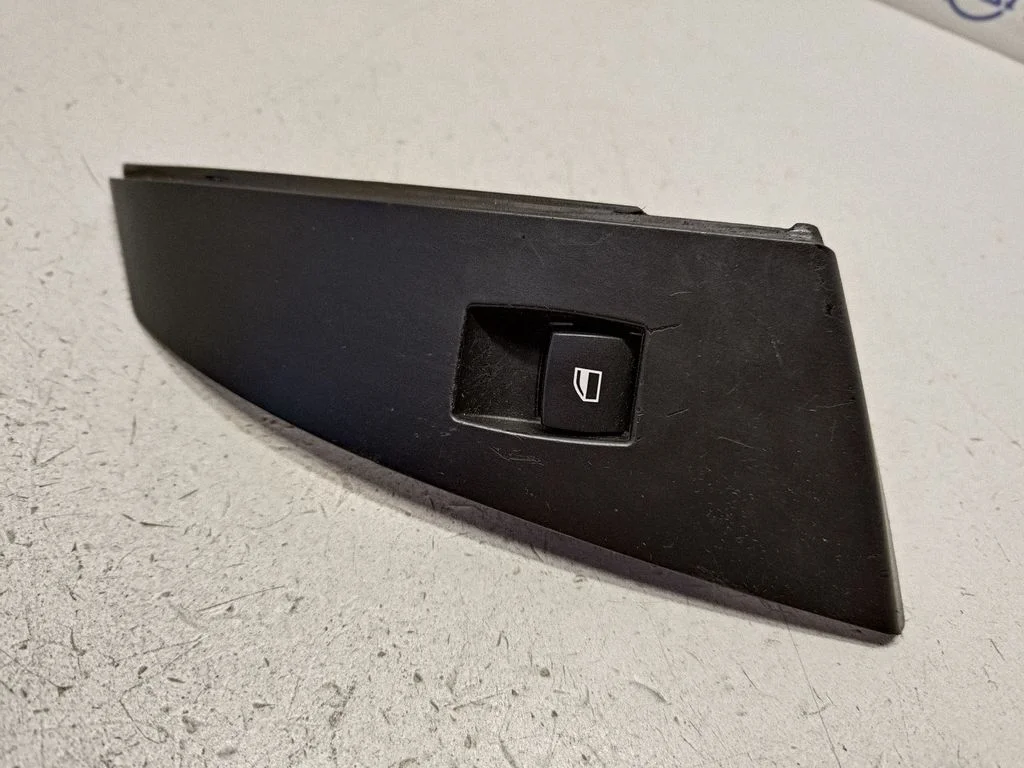 Electric window control switch 6951966