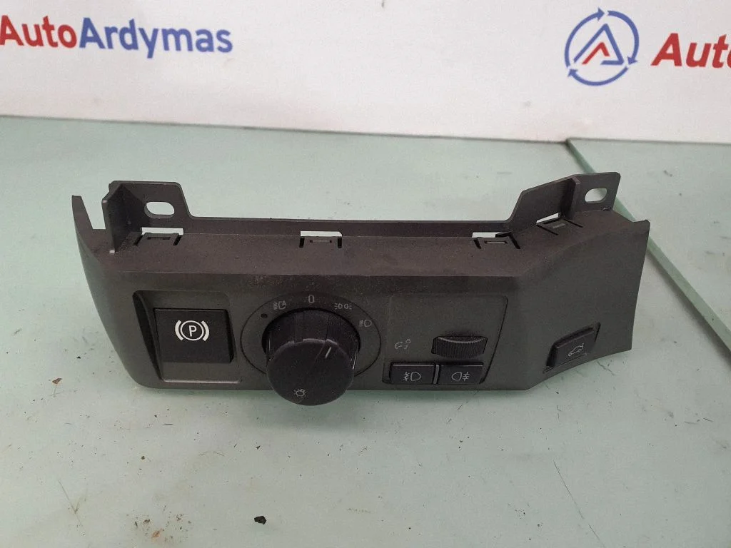 Light switch 6918849