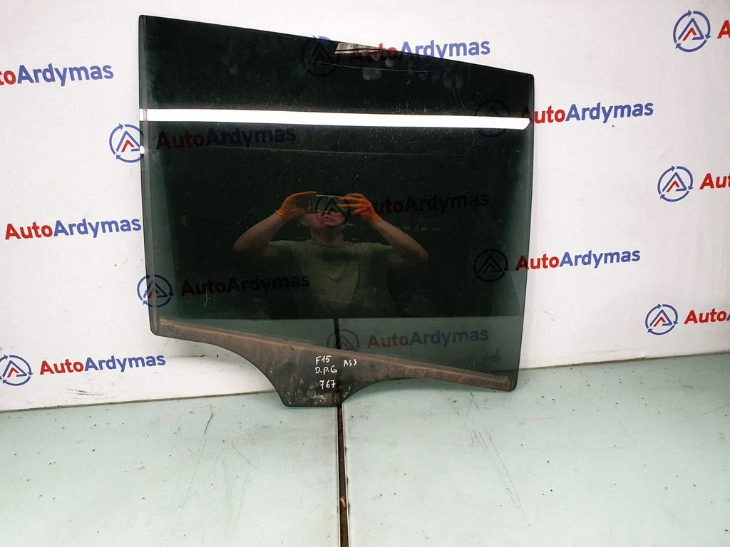 Galvenais aizmugurējo durvju stikls 7470630
