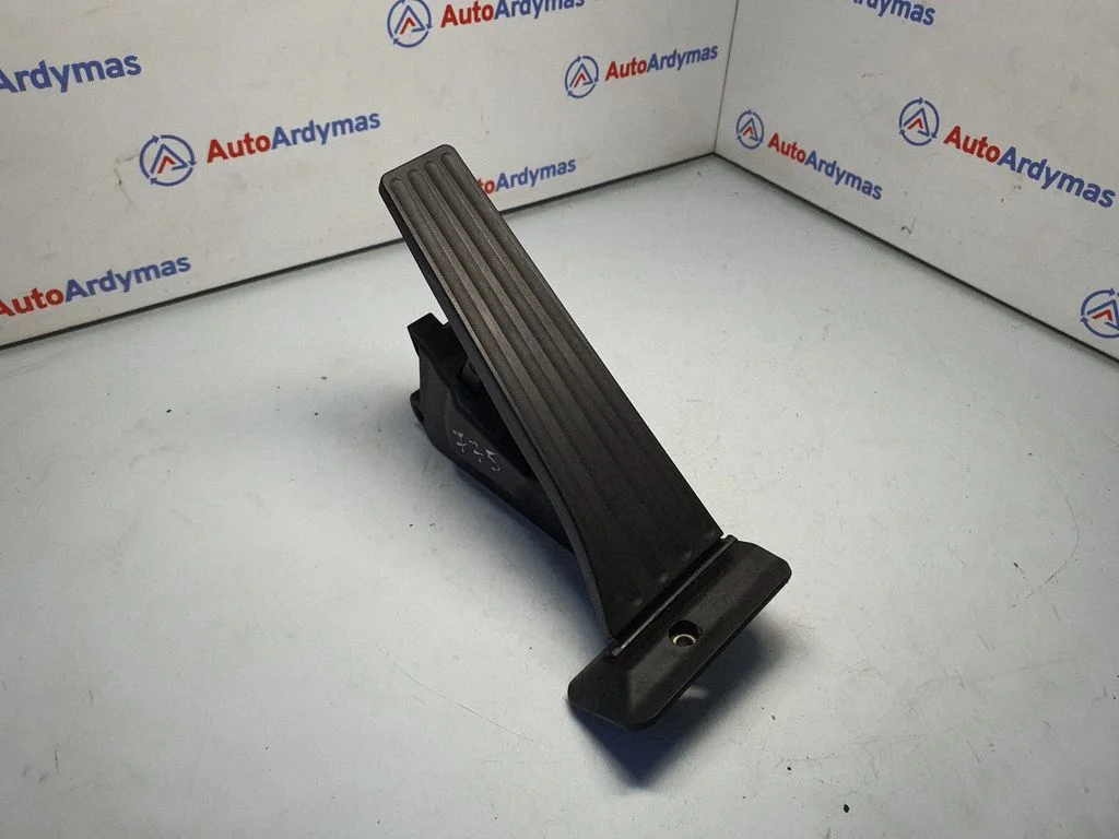 Accelerator throttle pedal 6853175